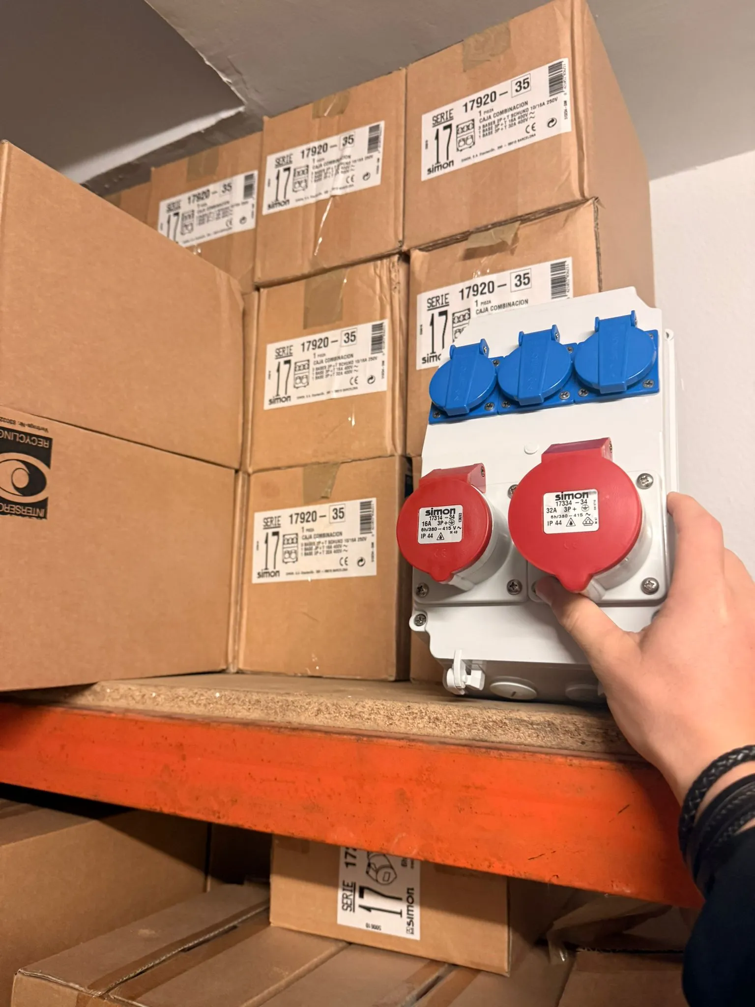 Liquidacion Automaticos Electricos Simon (13)