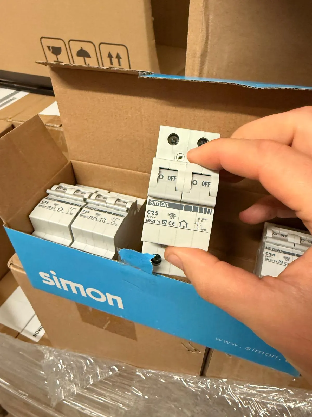 Liquidacion Automaticos Electricos Simon (4)