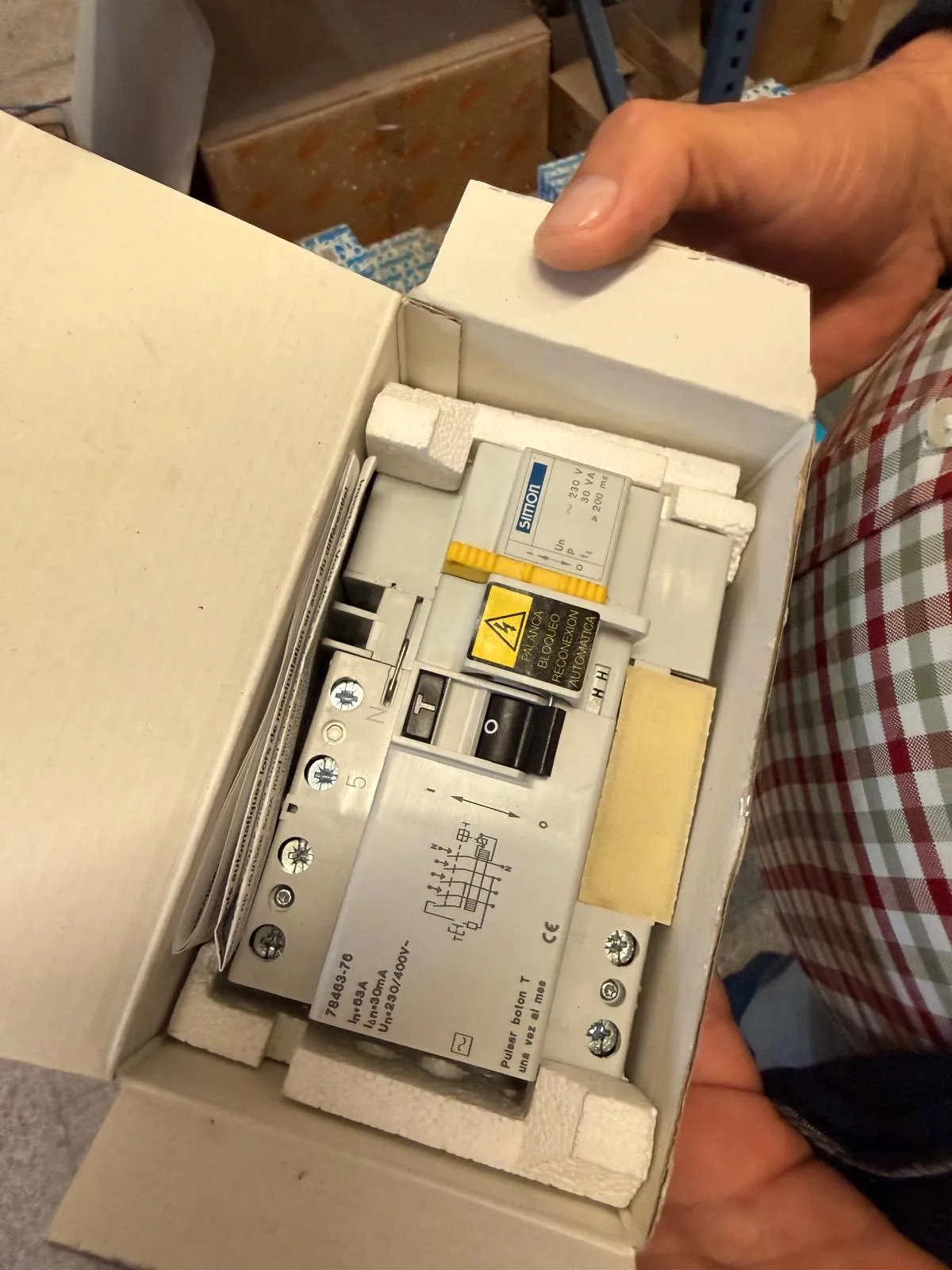 Liquidacion Automaticos Electricos Simon (8)